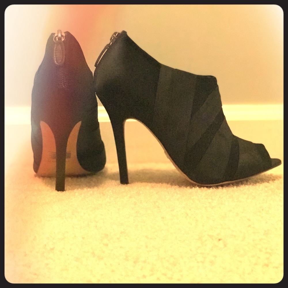 Badgley Mischka black, peep-toe, heeled booties